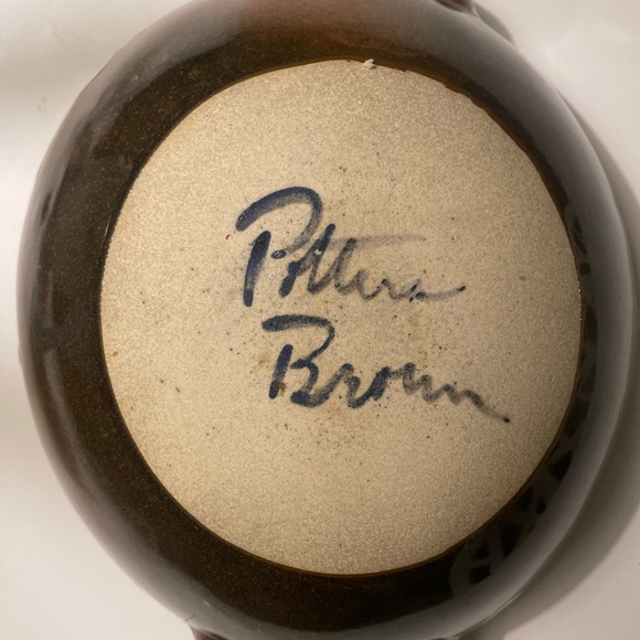 Handmade pottery bowl with handles - Picture 6 of 12